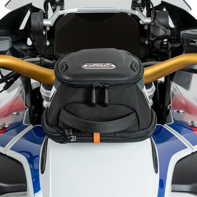 Borsa serbatoio moto LOBOO montata su un serbatoio, esempio di equipaggiamento per una Honda XL750 Transalp