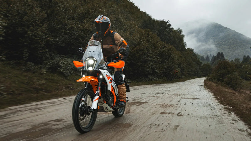 KTM 390 Adventure 2027 : régulateur de vitesse sur la R, écran TFT sur la X et 790 Adventure noire : qu’est-ce qui change vraiment ?
