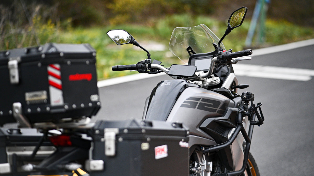 Moto adventure con valigie in alluminio e smartphone su porta cellulare da manubrio