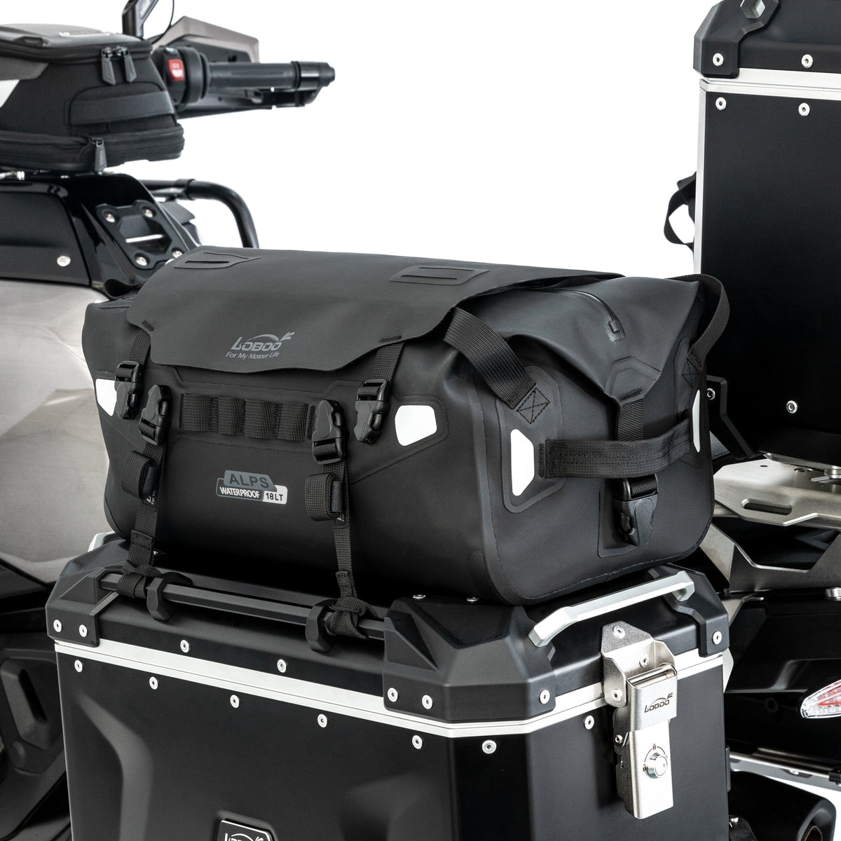 Borsa ALPS fissata con le cinghie sopra un top case in alluminio