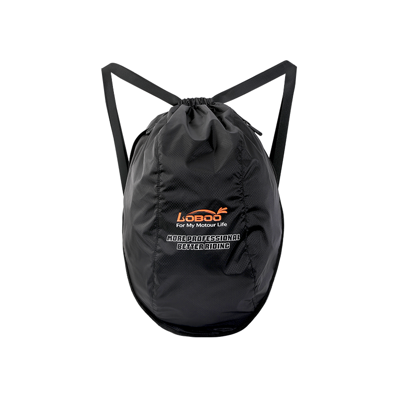 Borsa porta casco LOBOO BHB01BK nera in configurazione zaino, con due spallacci, su sfondo bianco