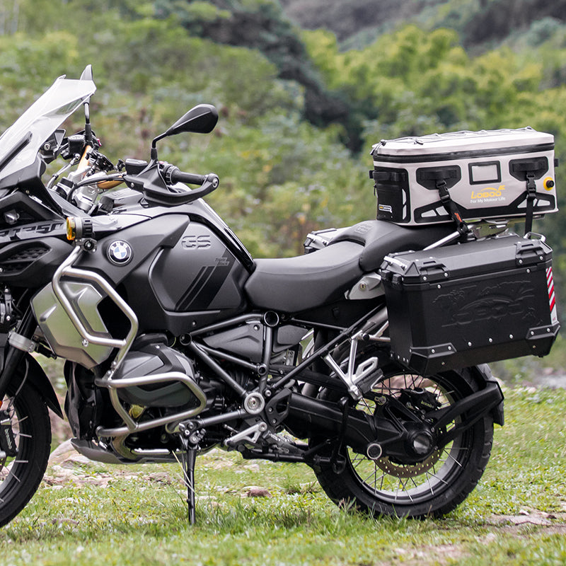 Borsa LOBOO BWB40T beige montata sul portapacchi di una BMW R1250GS con valigie