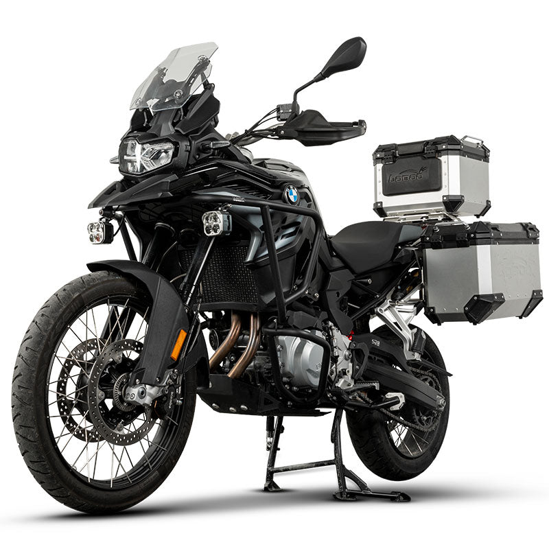 BMW F850GS con crash bar LOBOO CHG033 nero e valigie in alluminio, vista tre quarti anteriore sinistra