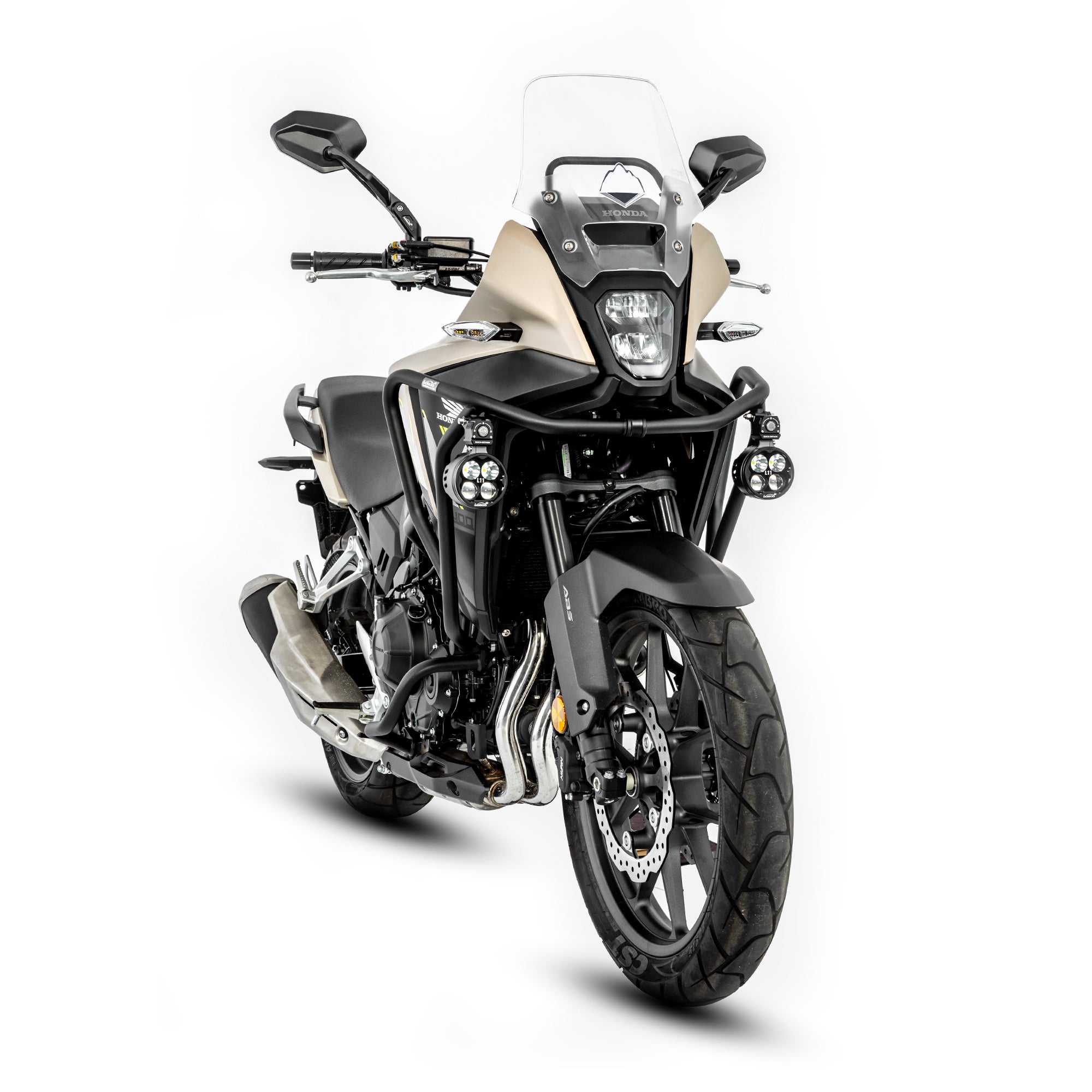 Honda NX400 con crash bar LOBOO CHG289 nero e faretti ausiliari, vista tre quarti anteriore