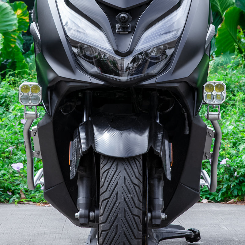 Honda Forza 350 con crash bar LOBOO CHG37 argento e faretti ausiliari, vista frontale