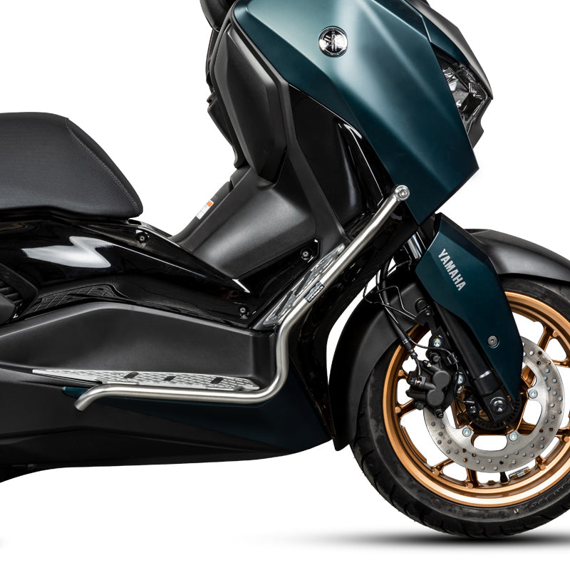 Dettaglio della barra argento CHG862 e della pedana in alluminio sulla Yamaha XMAX 300