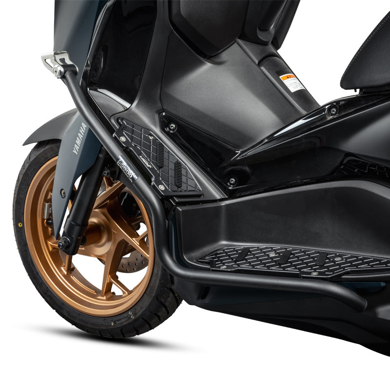 Dettaglio del crash bar LOBOO CHG862 nero con pedana in alluminio nera