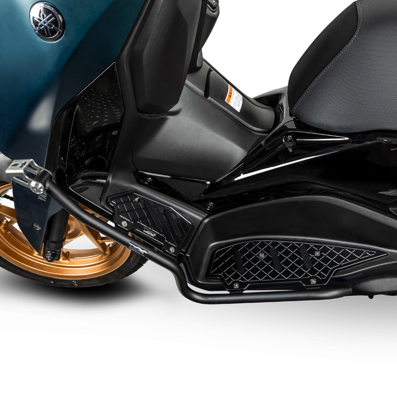 Pedane nere e tratto inferiore della barra CHG862 sulla Yamaha XMAX 300
