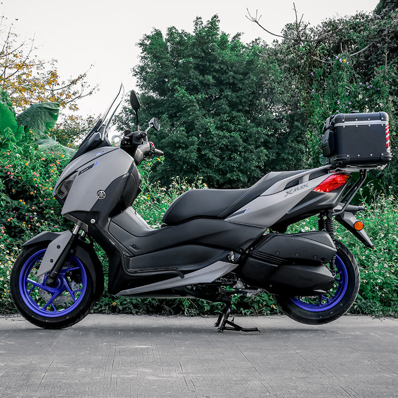 Yamaha XMAX 300 grigia senza crash bar, vista laterale di riferimento