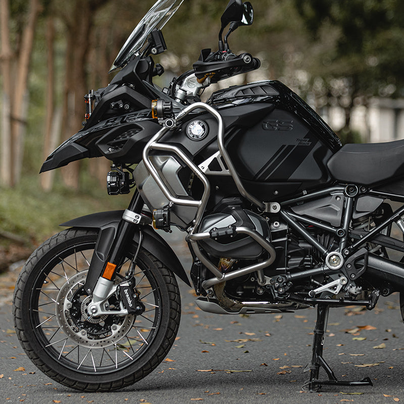Vista laterale della BMW R 1250 GS Adventure con il crash bar serbatoio CHG082 installato
