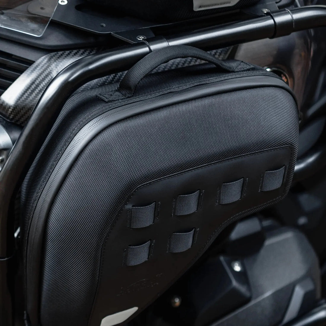 Dettaglio ravvicinato del tessuto e del pannello MOLLE della borsa paramotore