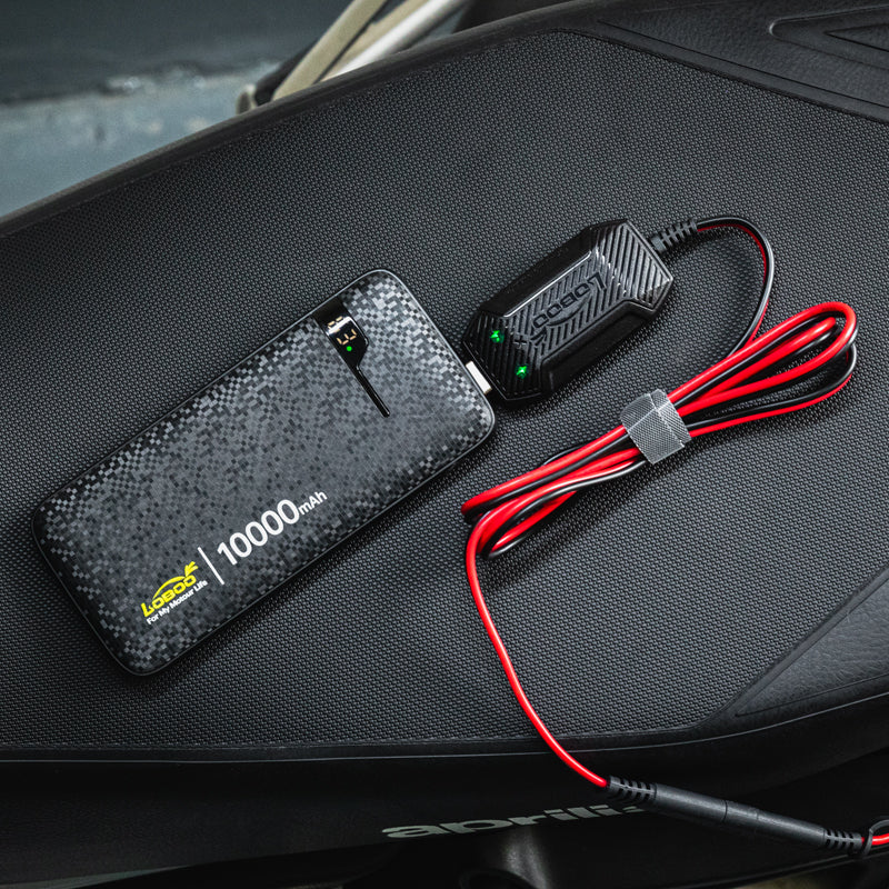 C20Pro collegato a una power bank da 10.000 mAh appoggiata sulla sella della moto