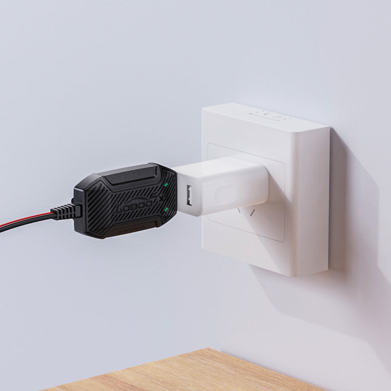 C20Pro collegato a un alimentatore USB in una presa a muro