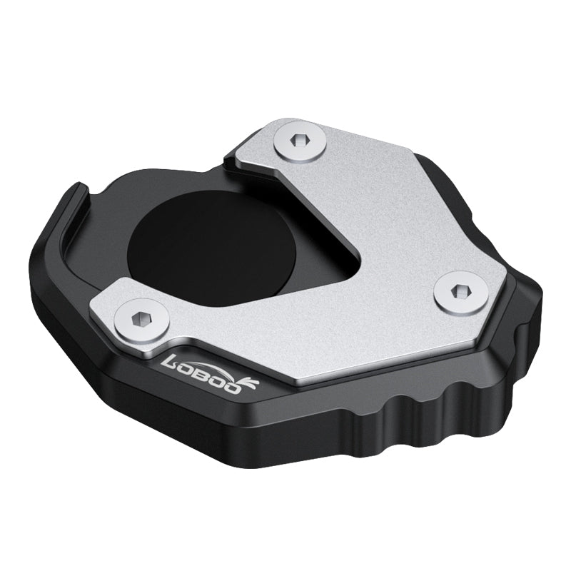 Piastra cavalletto LOBOO CJC332 per Honda X-ADV 750, vista di tre quarti: base nera e copertura in acciaio inox