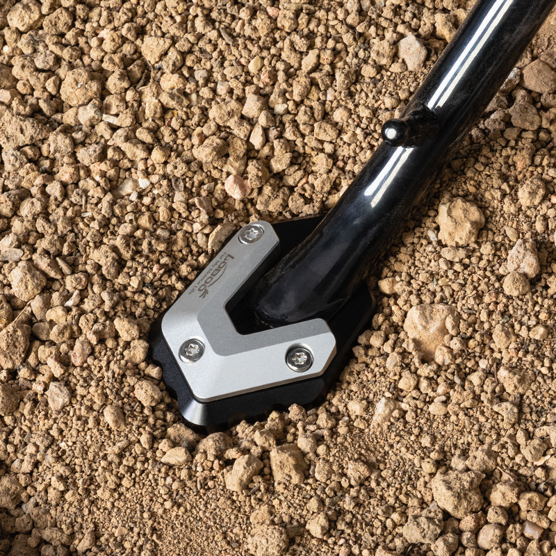 Piastra cavalletto CJC421 in appoggio su terra battuta sotto il cavalletto della V-Strom 800DE