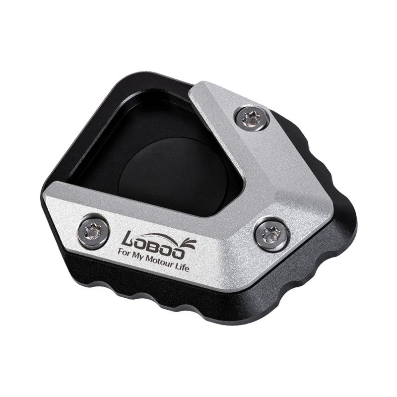 Piastra cavalletto LOBOO CJC613 per CFMOTO 700MT vista dall'alto, base nera in alluminio e cover argento