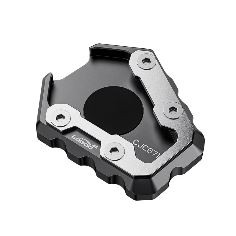 Piastra cavalletto LOBOO CJC671 in vista tre quarti, con il codice inciso sulla base