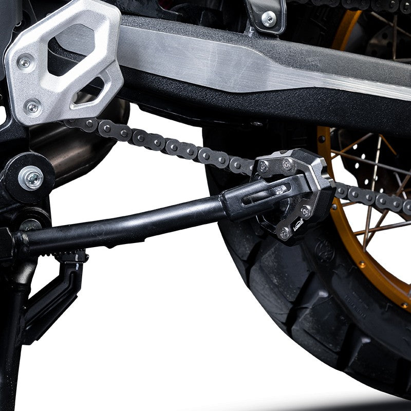 Piastra cavalletto LOBOO CJC683 installata sul cavalletto della Benelli TRK 552X
