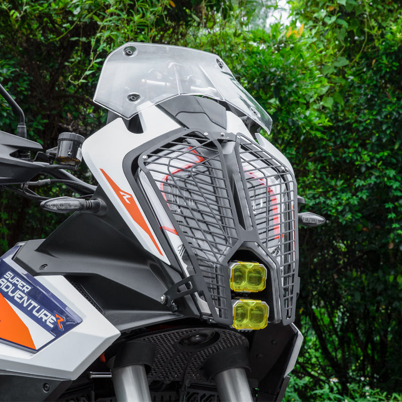 KTM 1290 Super Adventure vista di tre quarti con la protezione faro LOBOO installata