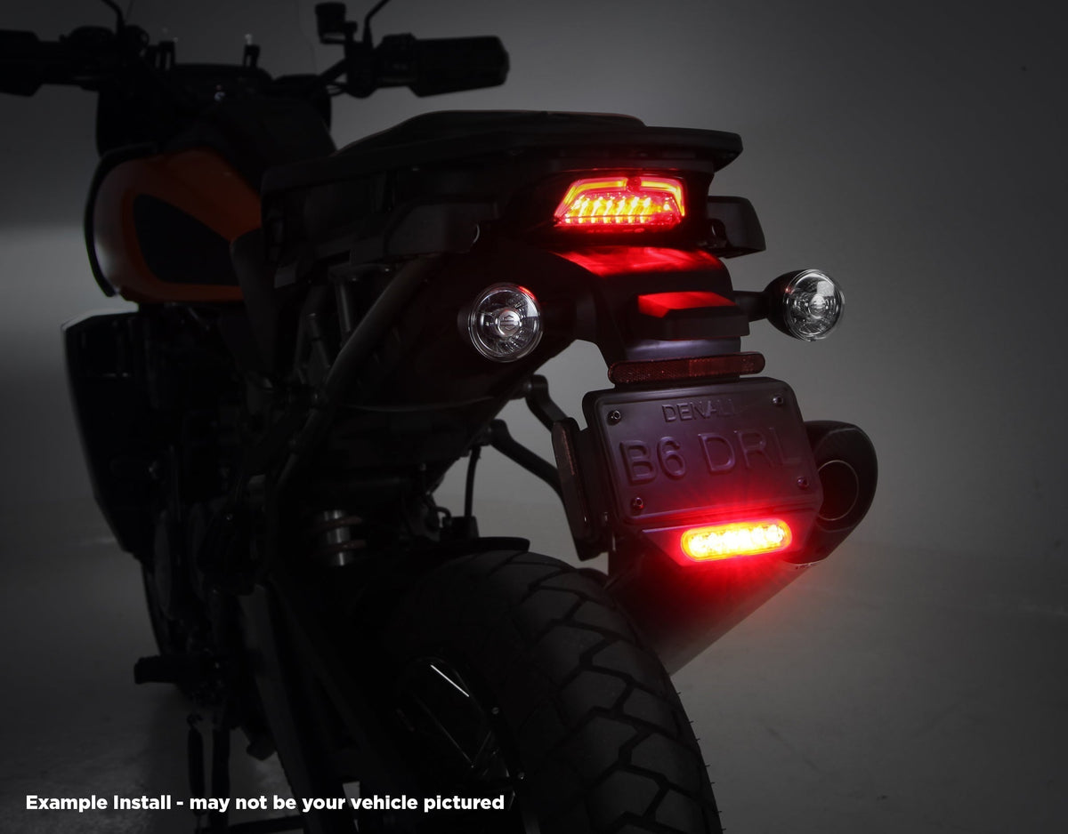 Luce freno B6 DENALI singola accesa sulla coda della Honda Africa Twin, vista notturna
