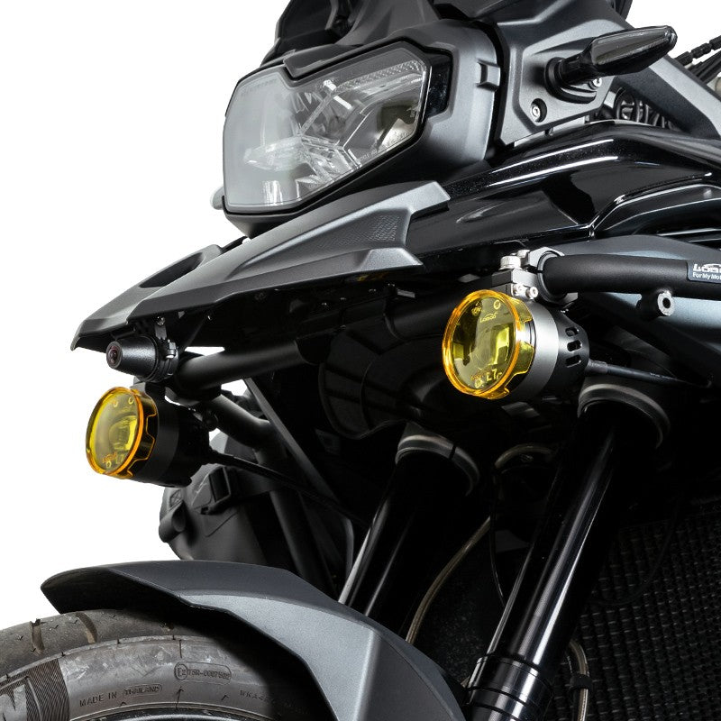 Panneau routier avec un demi-cercle et des lignes noires : que signifie-t-il et quand faut-il garder les feux allumés à moto ?