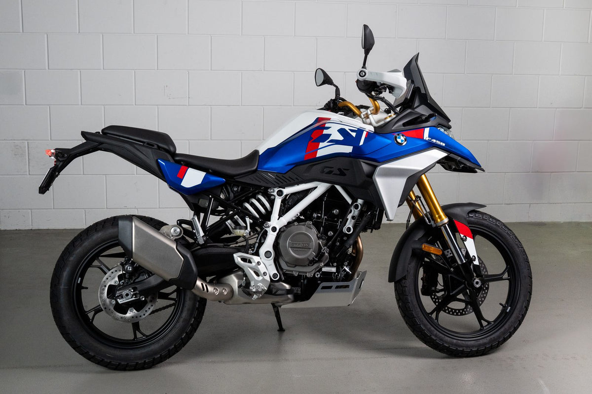 BMW F 450 GS in versione GS Trophy blu vista di profilo, con cerchi a raggi e pneumatici tassellati