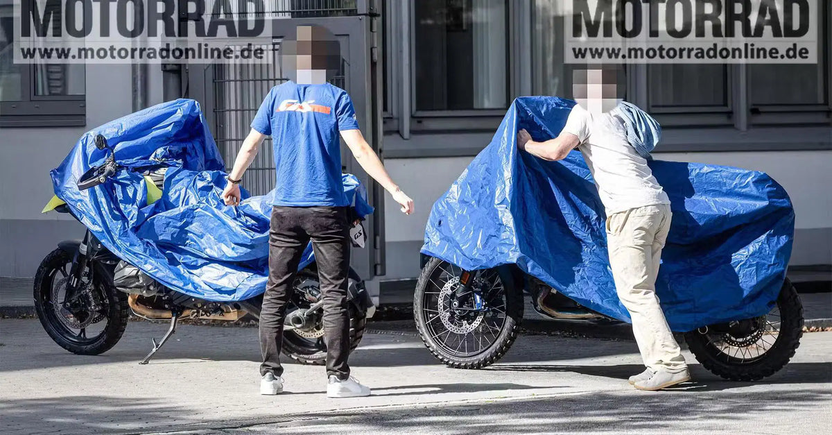 Prototipi BMW R 1300 GS 2027 e M 1300 GS coperti da teli blu, la M con ruota anteriore a raggi da 21 pollici, foto spia luglio 2026