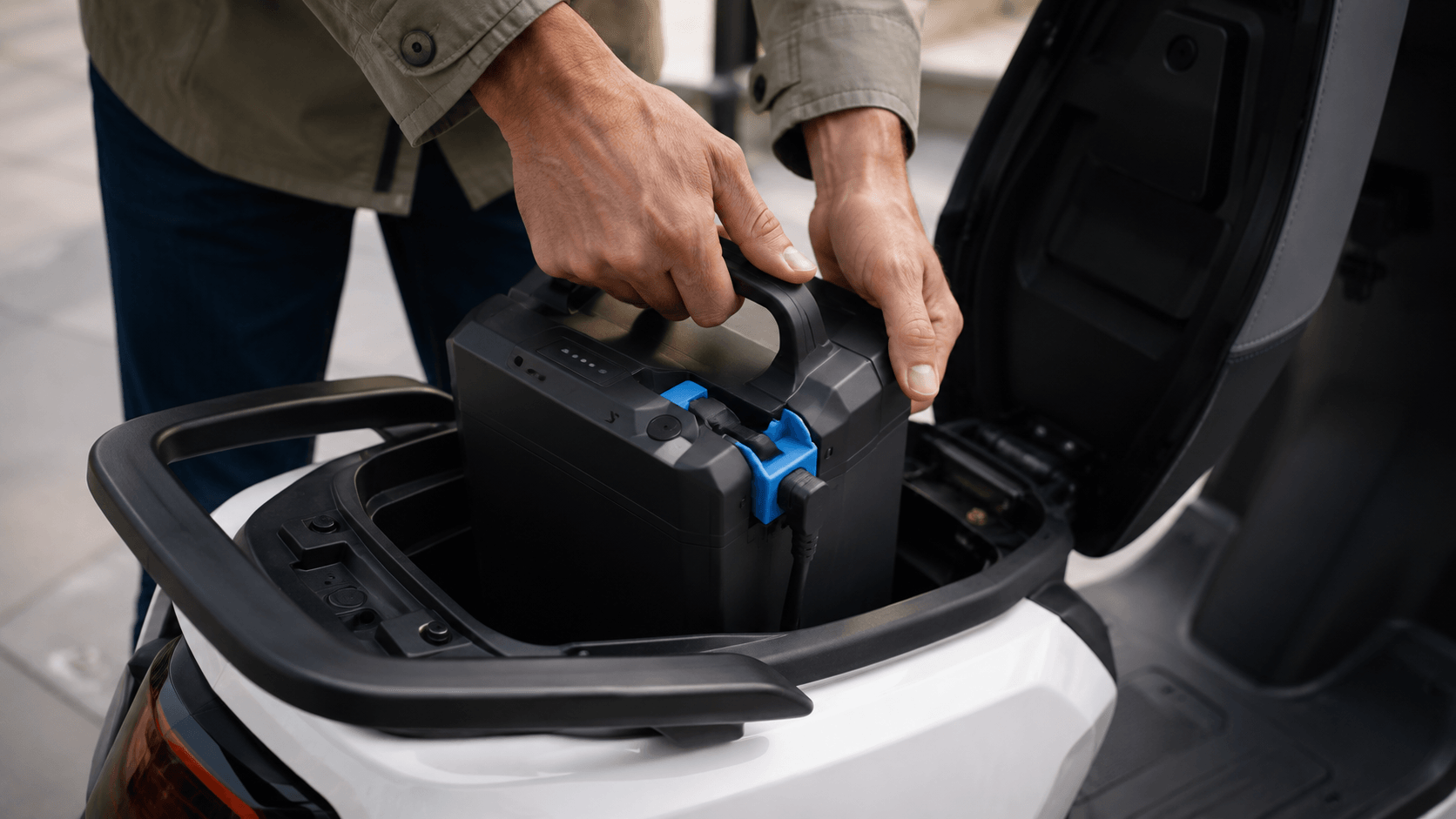 Batteria al litio removibile estratta dal vano sottosella