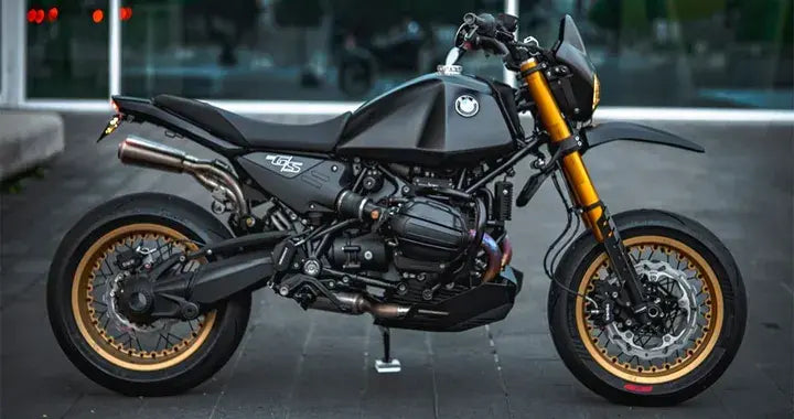BMW R 12 G/S Sumo: il boxer diventa supermotard. Cosa cambia, quanto costa e se è legale in Italia