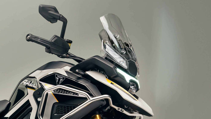 Teaser ufficiale della nuova Triumph Tiger 1200 2027 con il frontale ridisegnato