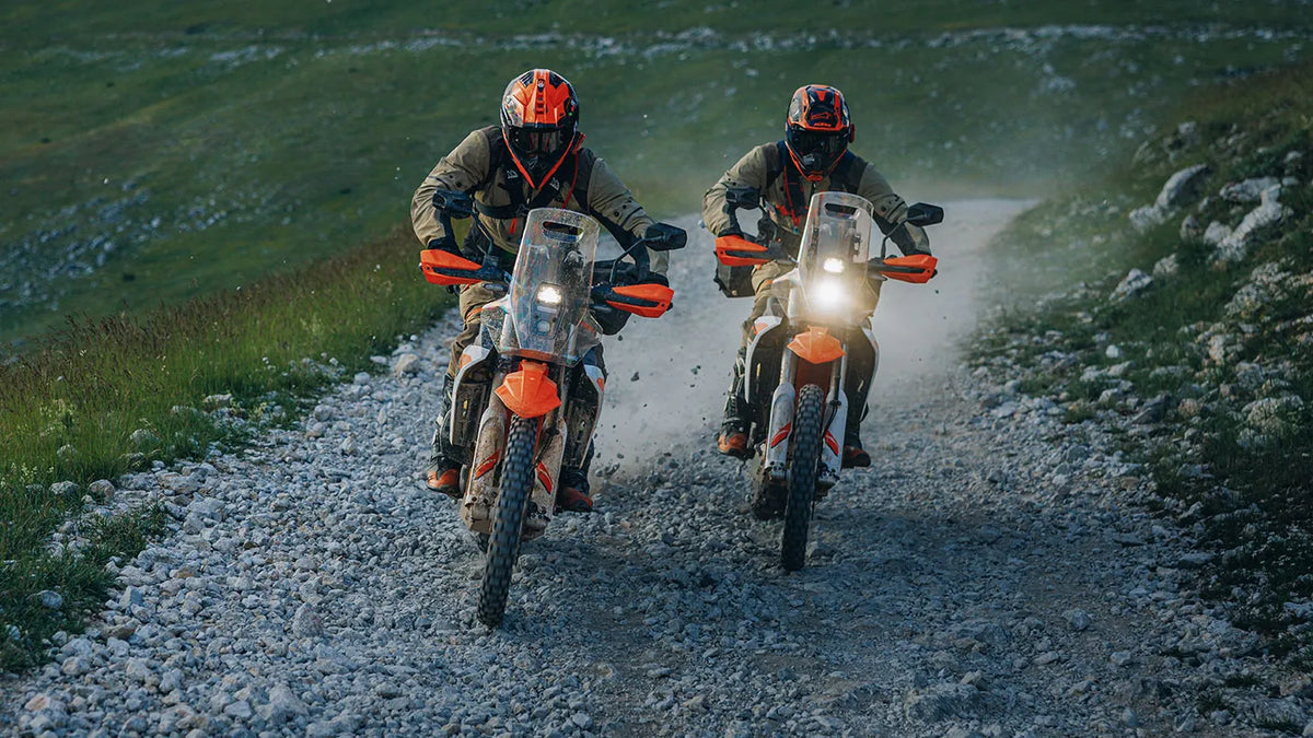 Due KTM 690 Rally 2027 su una strada sterrata di montagna