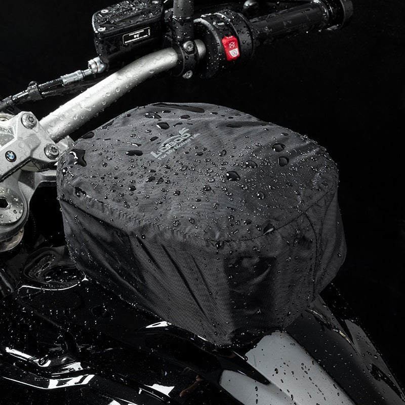 Motociclista su BMW sotto la pioggia con borsa serbatoio LOBOO BTB05BK protetta dalla copertura antipioggia