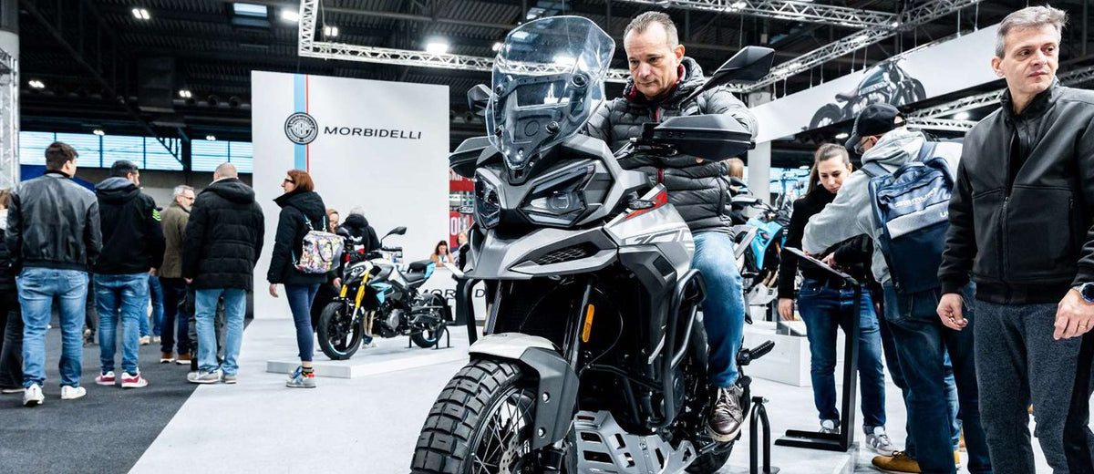 Moto adventure touring allo stand di una casa motociclistica al Motor Bike Expo di Verona