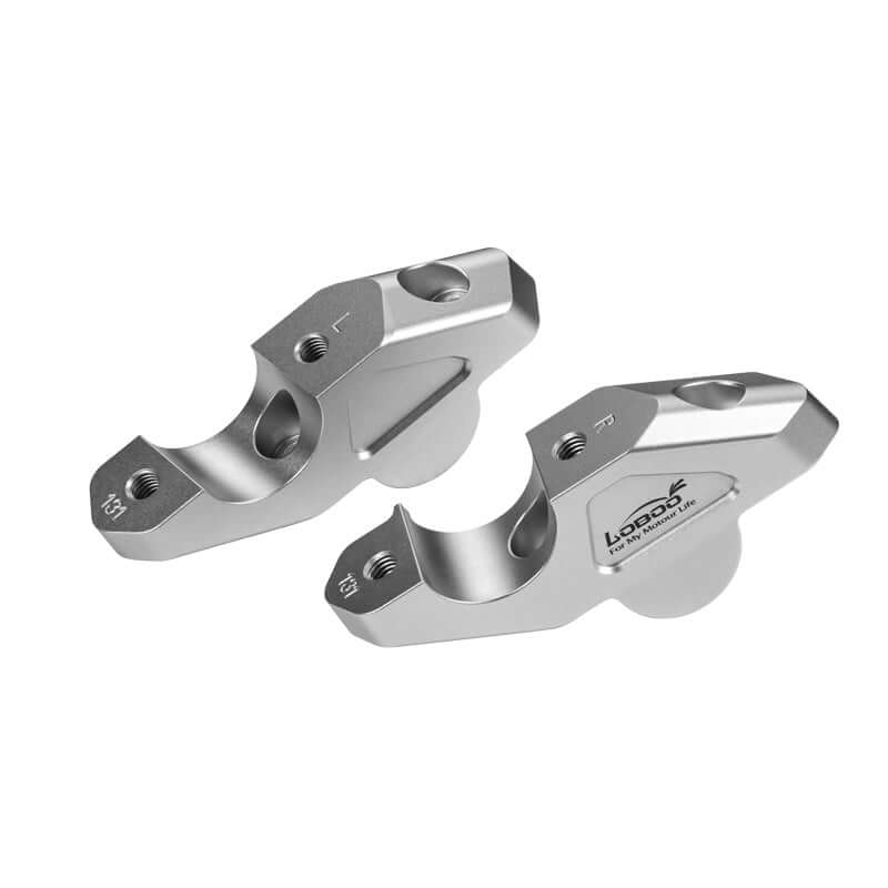 Coppia di riser manubrio LOBOO montati su BMW R 1300 GS, finitura anodizzata argento