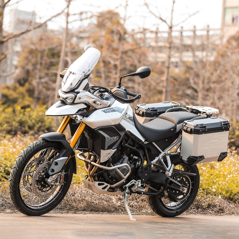 Triumph Tiger 900 Rally Pro, base della Desert Edition 2026, equipaggiata con valigie laterali LOBOO Pike Tracker