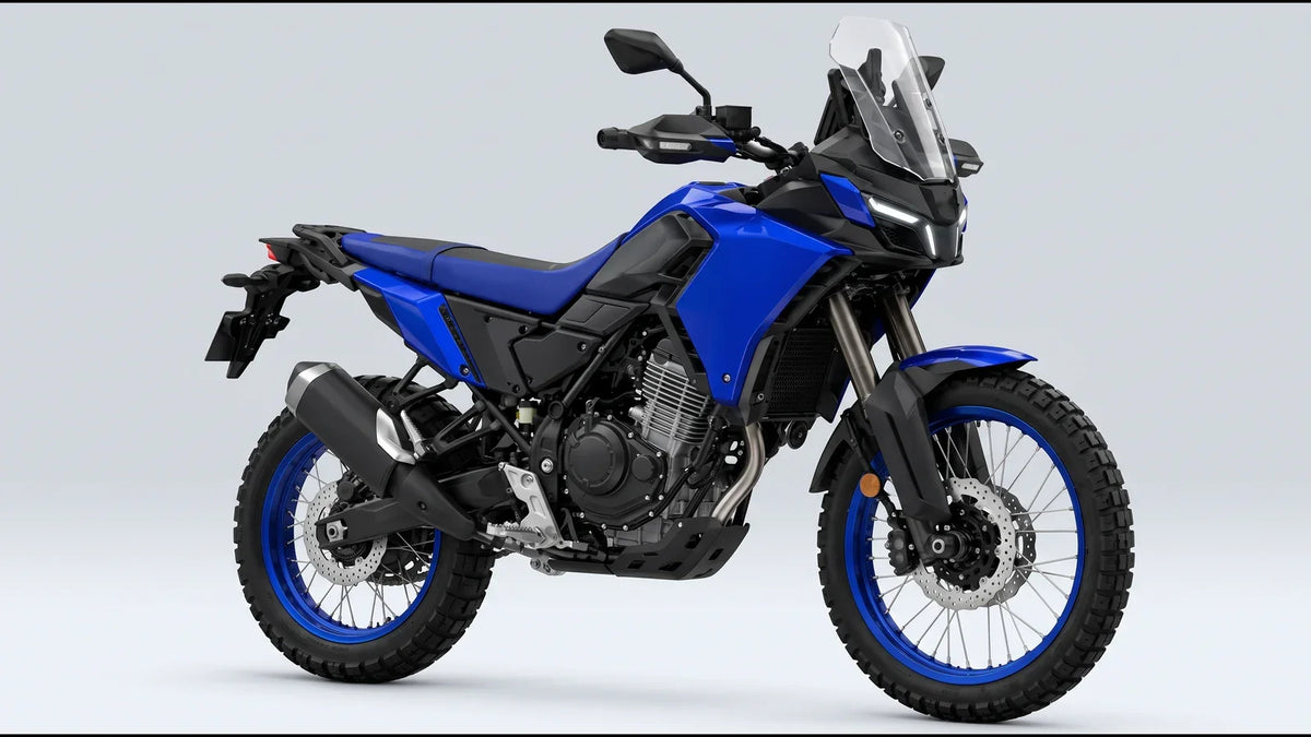 Ricostruzione grafica non ufficiale di una possibile Yamaha Ténéré 450 monocilindrica blu e nera, vista di tre quarti anteriore