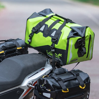 Borsa BWB verde montata sul posteriore di una moto adventure