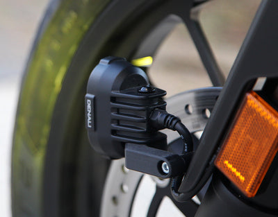 Profilo basso del supporto da parafango DENALI montato sulla moto