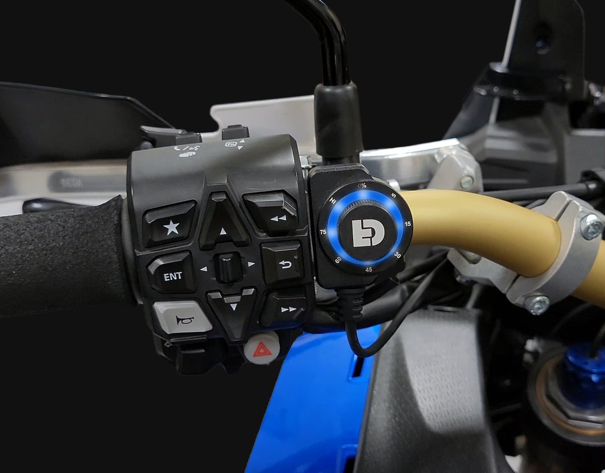 Interruttore DialDim DENALI installato al manubrio di una Honda Africa Twin nera