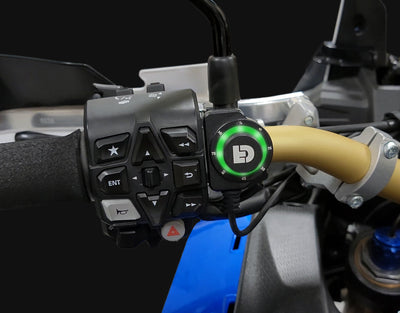 Anello luminoso del DialDim DENALI acceso in verde sul manubrio dell'Africa Twin