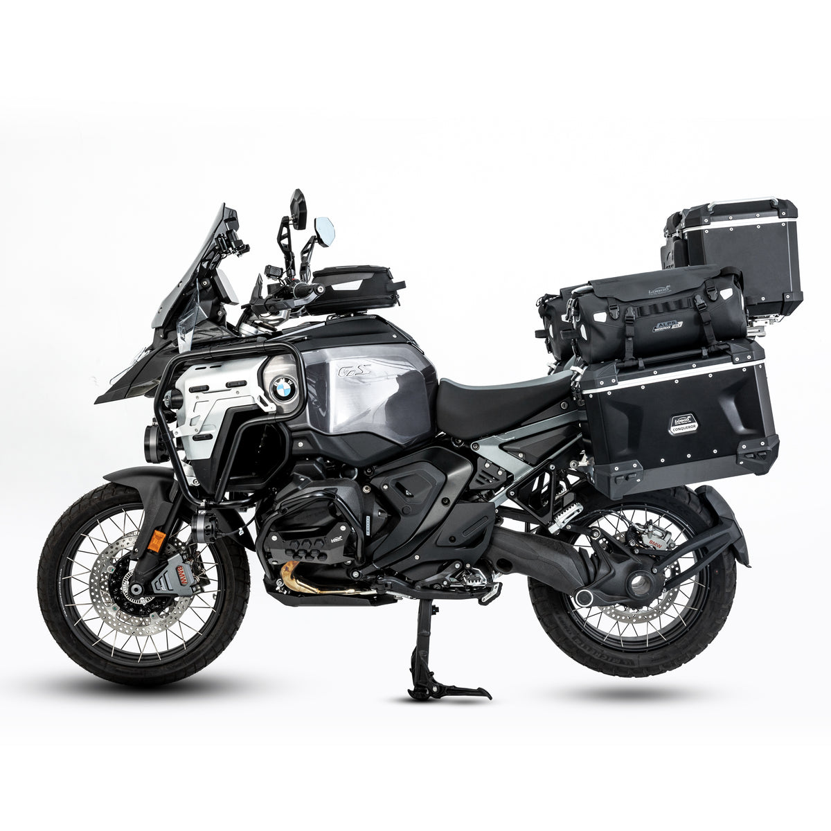 BMW R 1300 GS con valigie laterali, bauletto e borsa ALPS appoggiata sopra