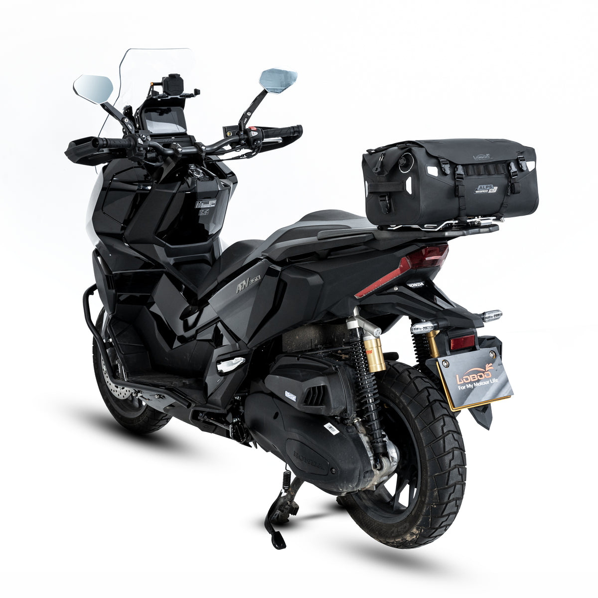 Scooter con la borsa ALPS fissata sul portapacchi posteriore