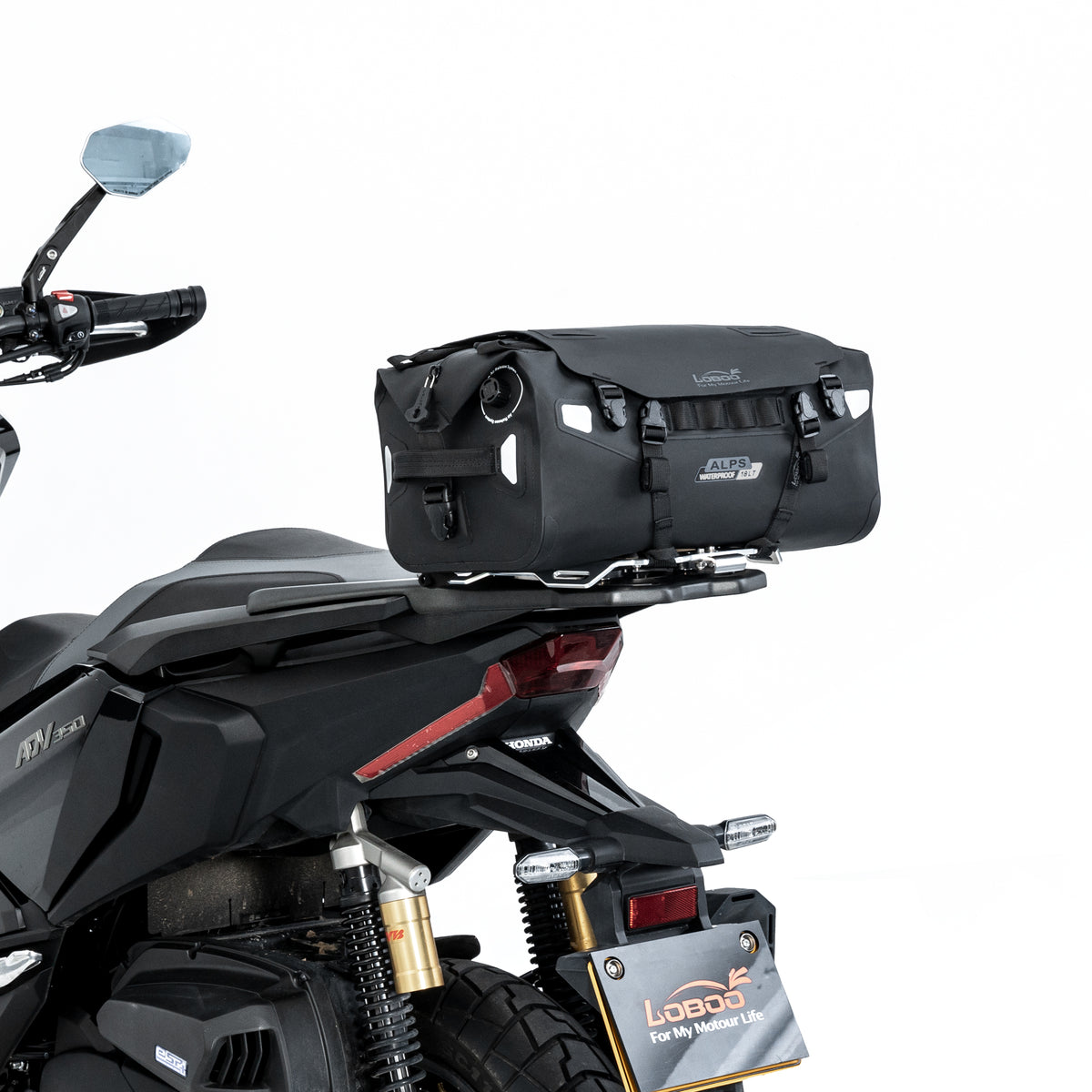 Dettaglio della borsa ALPS ancorata al portapacchi di uno scooter