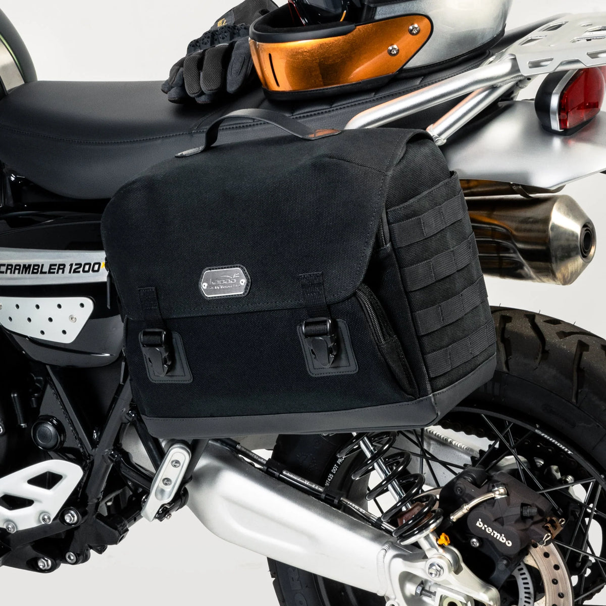Borsa laterale LOBOO BCB12BK su Triumph Scrambler 1200XE, dettaglio delle fettucce MOLLE