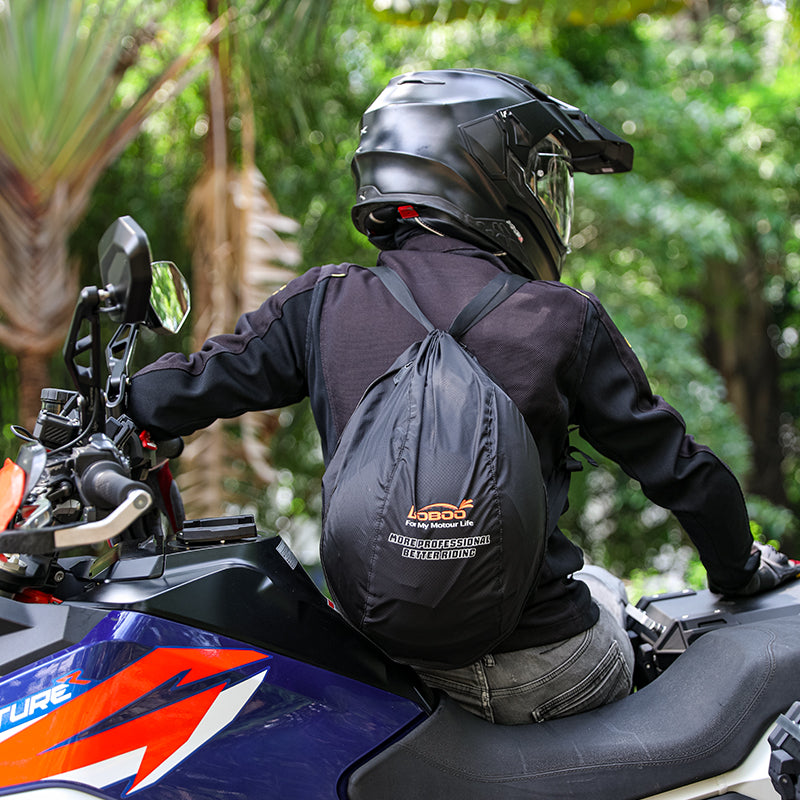 Pilota seduto in moto con la borsa porta casco LOBOO BHB01BK sulla schiena