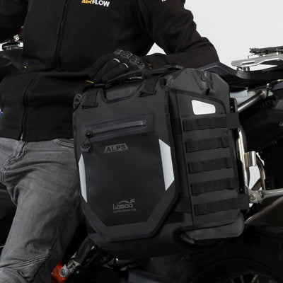 Dettaglio della borsa LOBOO Alps montata sul telaio, pannello MOLLE e inserti riflettenti