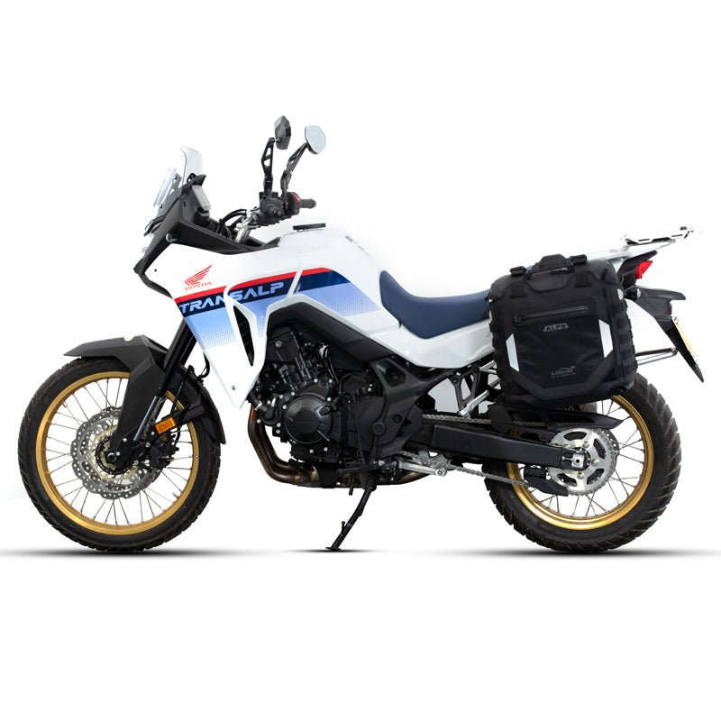 Honda XL750 Transalp con borsa laterale LOBOO Alps montata, vista laterale