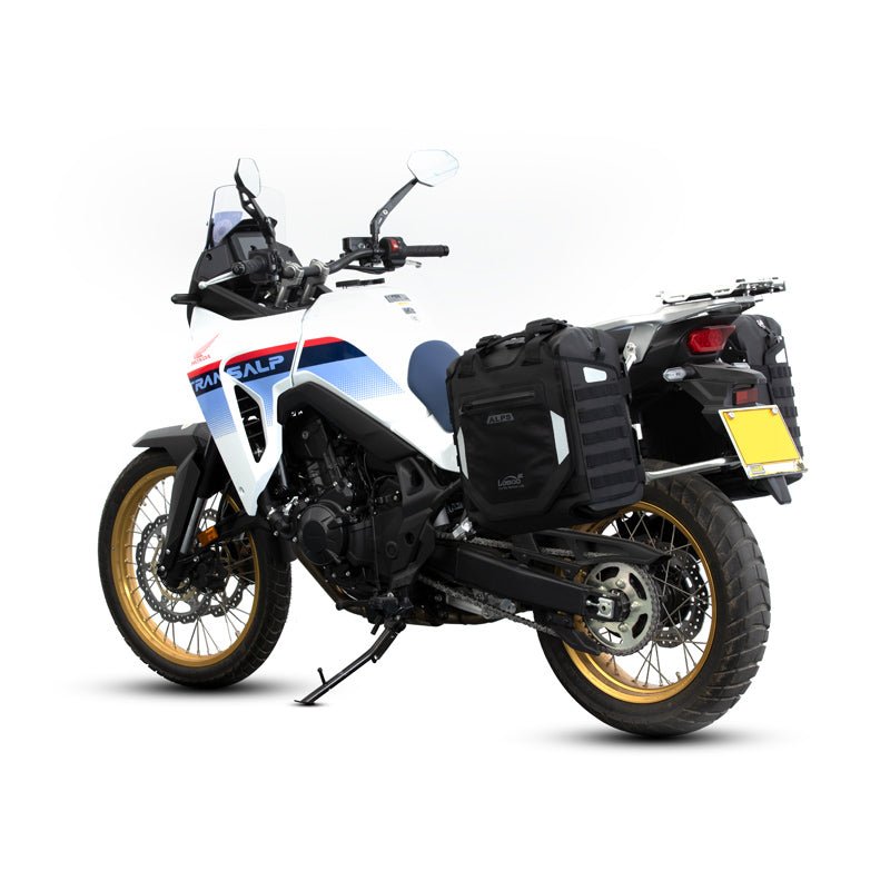Honda XL750 Transalp con valigie laterali LOBOO Alps, vista tre quarti posteriore