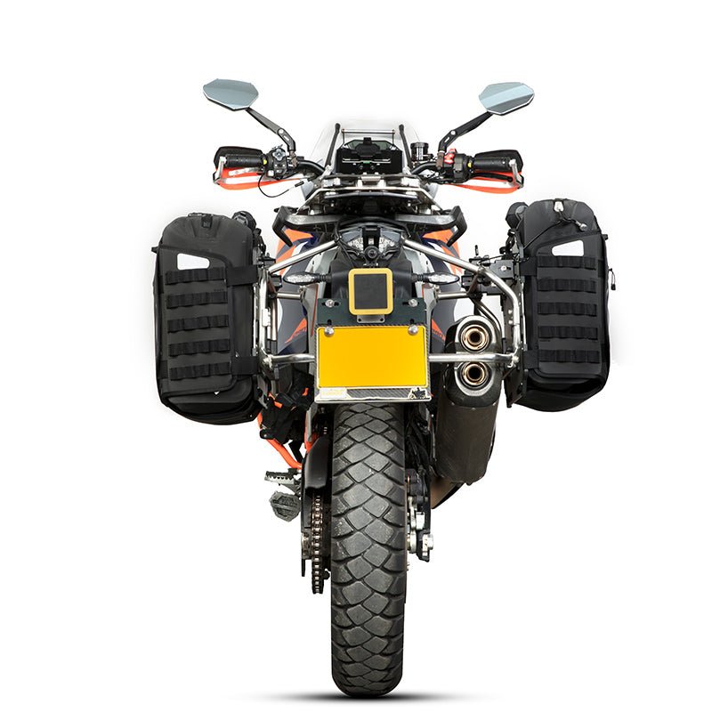 KTM 1290 Super Adventure con coppia di valigie LOBOO Alps, vista posteriore