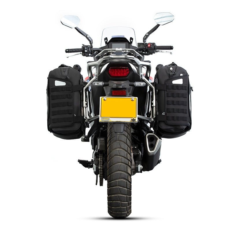 Moto adventure con coppia di borse laterali LOBOO Alps, vista posteriore centrata